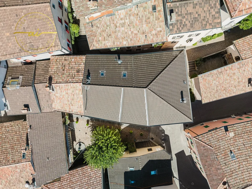 Bâtiment historique prestigieux avec trois appartements indépendants au cœur de Vico Morcote