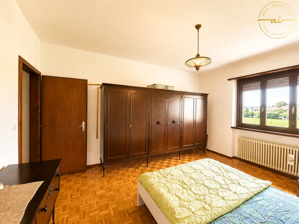 Einfamilienhaus mit großem bebaubarem Grundstück
