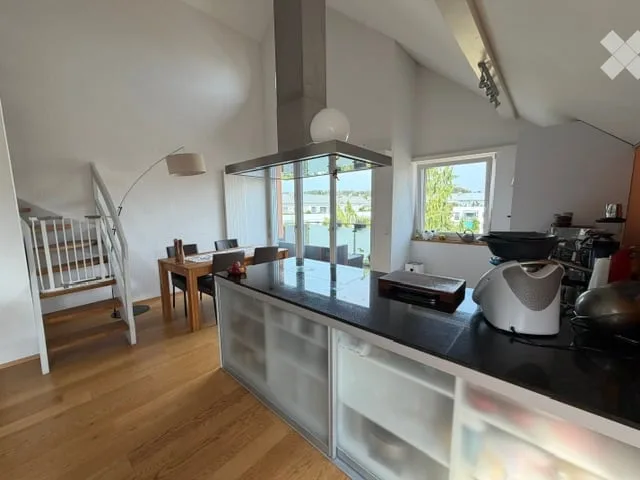 Charmant appartement de 4,5 pièces mansardé avec cheminée et balcon à Seuzach