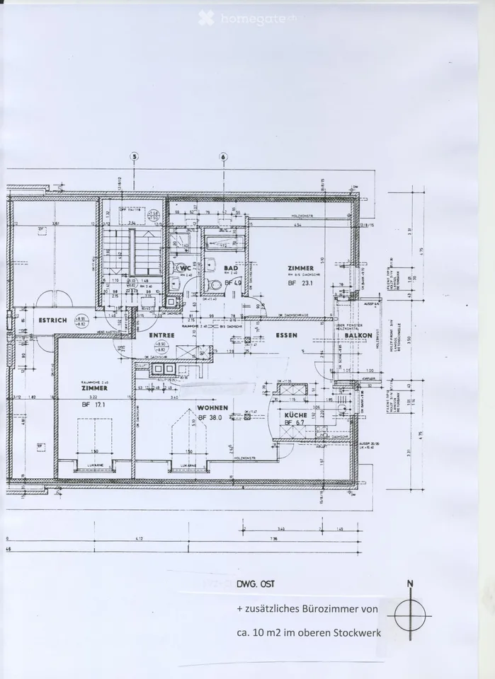 Charmant appartement de 4,5 pièces mansardé avec cheminée et balcon à Seuzach