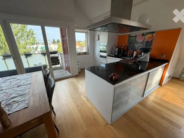 Charmant appartement de 4,5 pièces mansardé avec cheminée et balcon à Seuzach