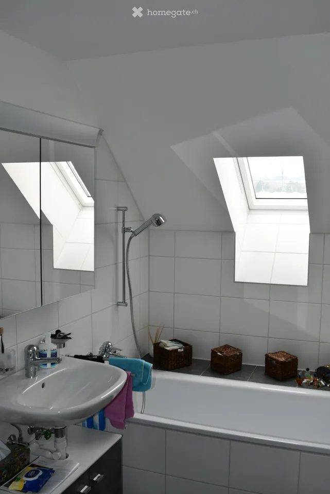 Charmant appartement de 4,5 pièces mansardé avec cheminée et balcon à Seuzach