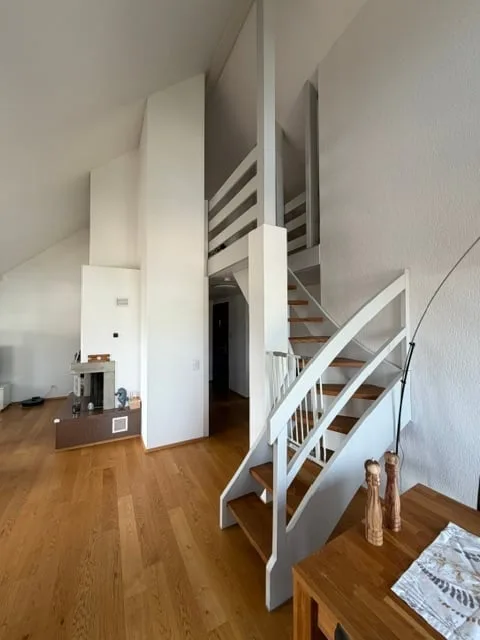 Charmant appartement de 4,5 pièces mansardé avec cheminée et balcon à Seuzach