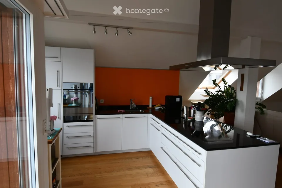 Charmant appartement de 4,5 pièces mansardé avec cheminée et balcon à Seuzach