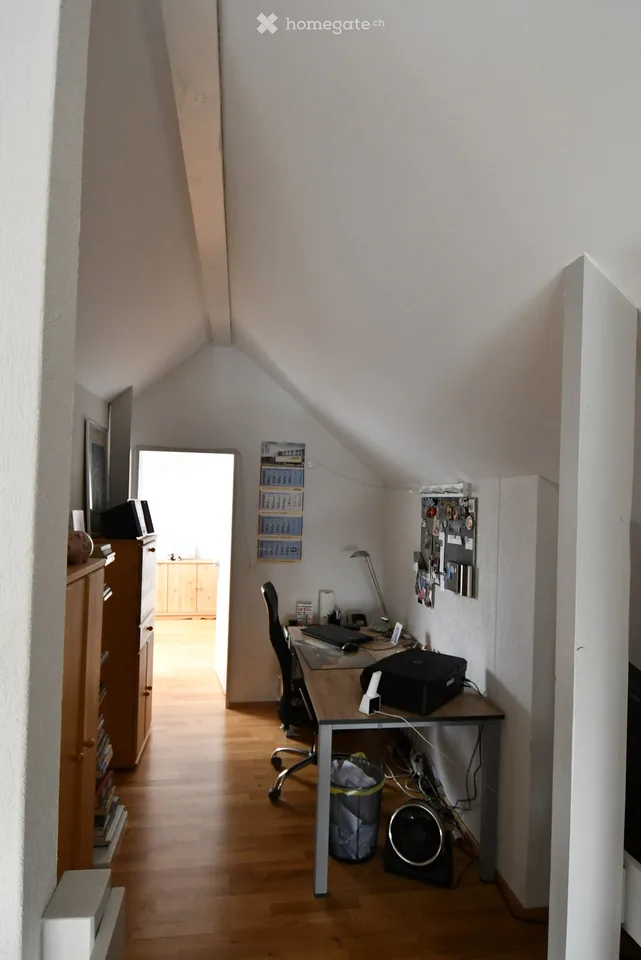 Charmant appartement de 4,5 pièces mansardé avec cheminée et balcon à Seuzach