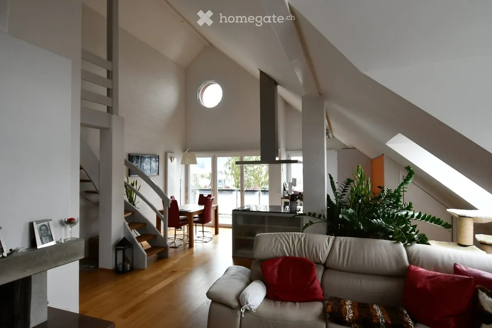 Charmante 4.5-Zimmer-Dachwohnung mit Cheminée und Balkon in Seuzach