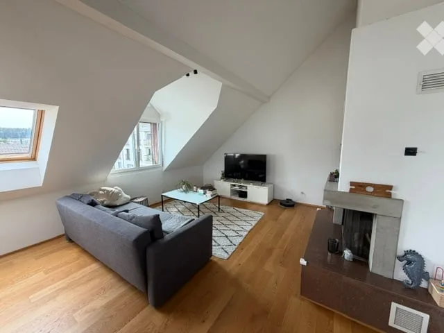 Charmant appartement de 4,5 pièces mansardé avec cheminée et balcon à Seuzach
