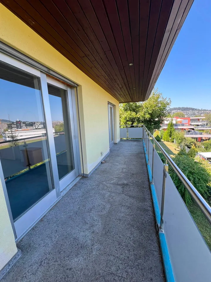 Incantevole appartamento mansardato di 3.5 locali con balcone e vista sulla montagna a Kriens