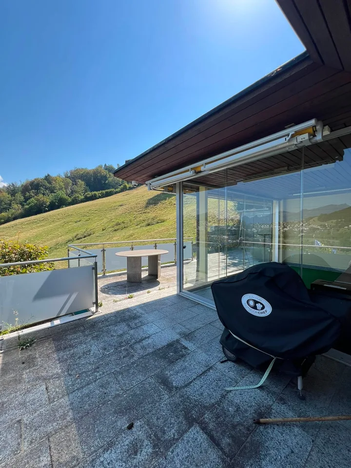 Incantevole appartamento mansardato di 3.5 locali con balcone e vista sulla montagna a Kriens