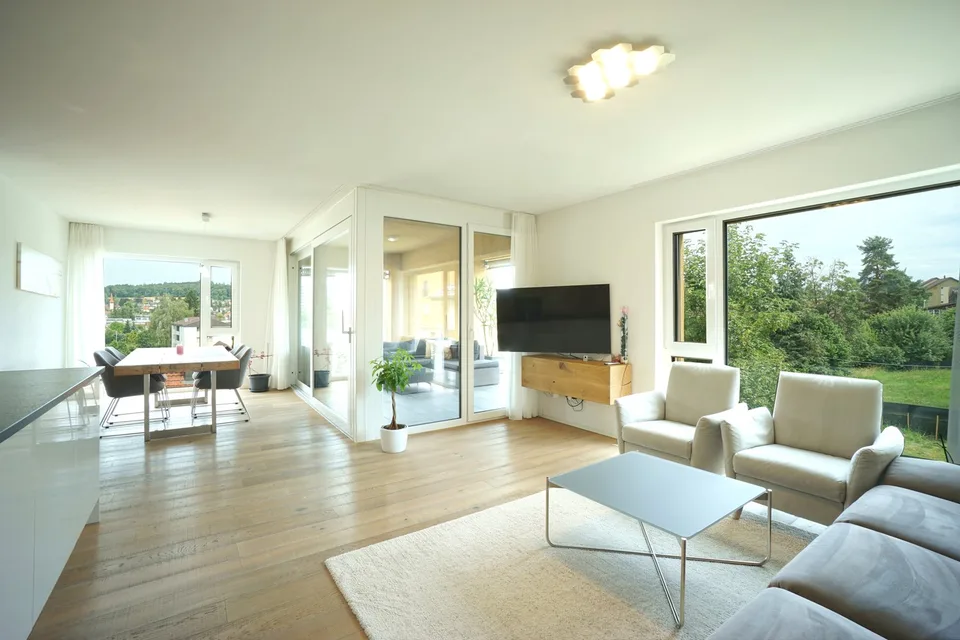 Appartamento di 4,5 locali elegante al 2° piano con stanze illuminate e loggia soleggiata