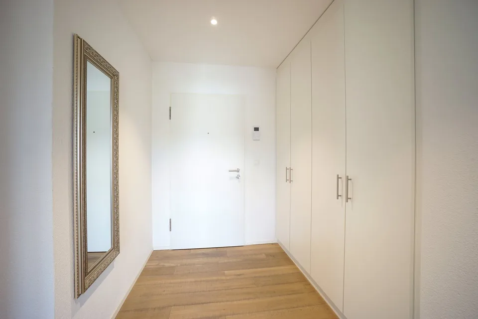 Appartamento di 4,5 locali elegante al 2° piano con stanze illuminate e loggia soleggiata