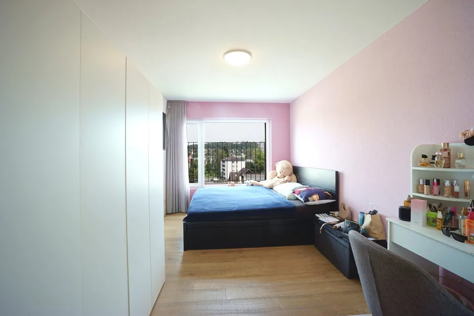 Appartamento di 4,5 locali elegante al 2° piano con stanze illuminate e loggia soleggiata