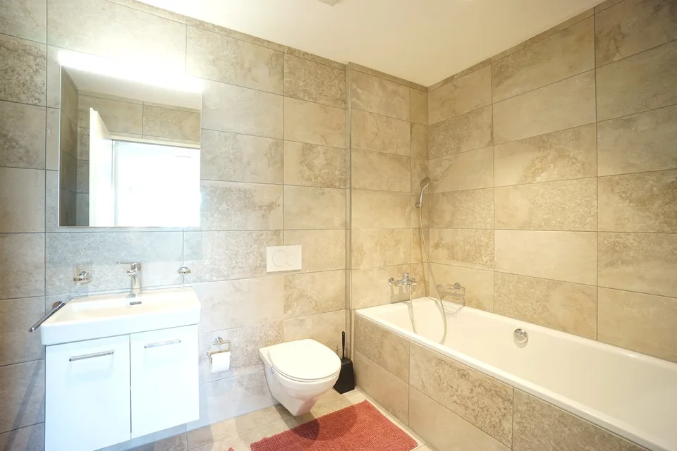 Appartamento di 4,5 locali elegante al 2° piano con stanze illuminate e loggia soleggiata