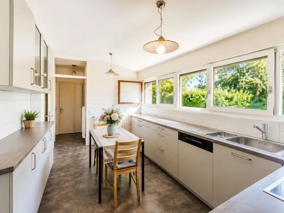 Single-story house to renovate - great potential