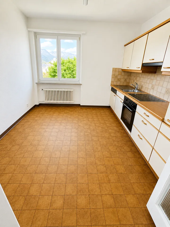 Appartamento di 4 camere con balcone / 4° piano con ascensore