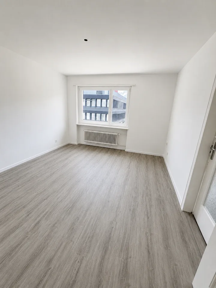 Appartamento di 4 camere con balcone / 4° piano con ascensore