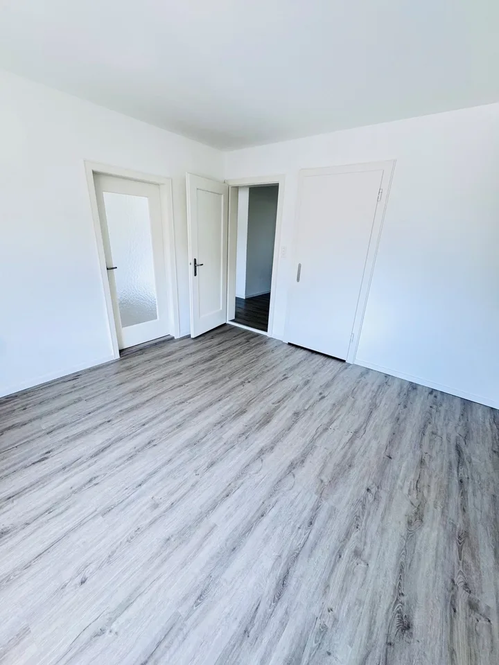 Appartamento di 4 camere con balcone / 4° piano con ascensore