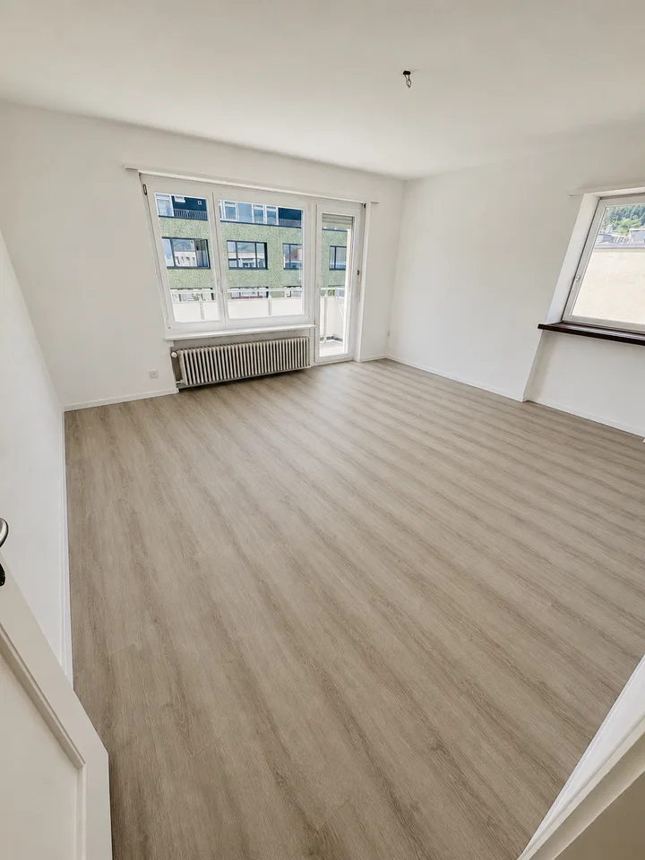 Appartamento di 4 camere con balcone / 4° piano con ascensore