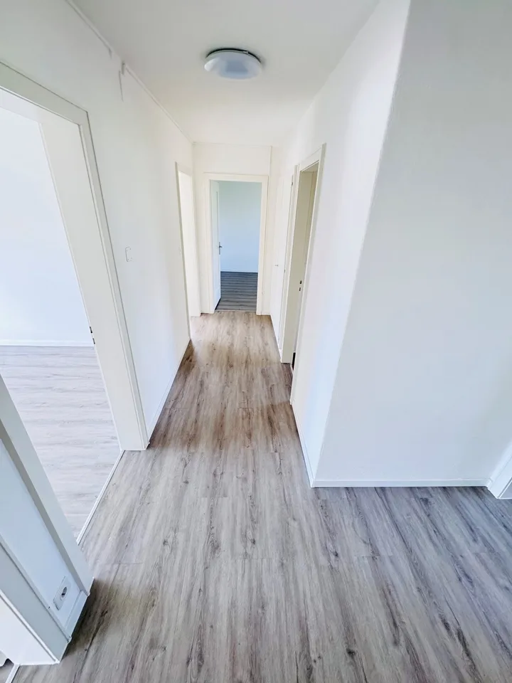 Appartamento di 4 camere con balcone / 4° piano con ascensore