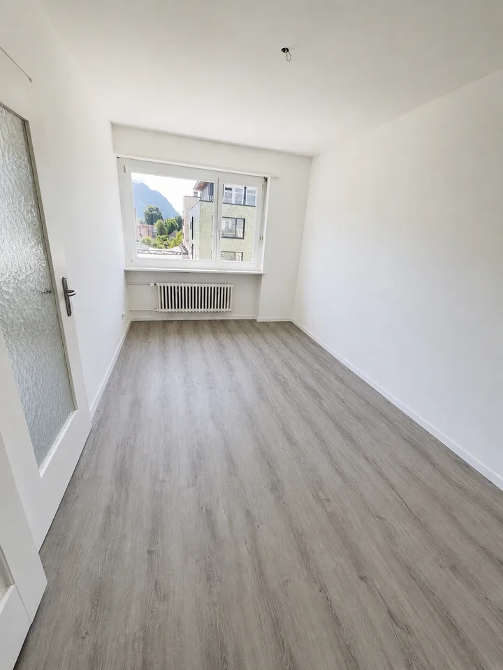Appartamento di 4 camere con balcone / 4° piano con ascensore