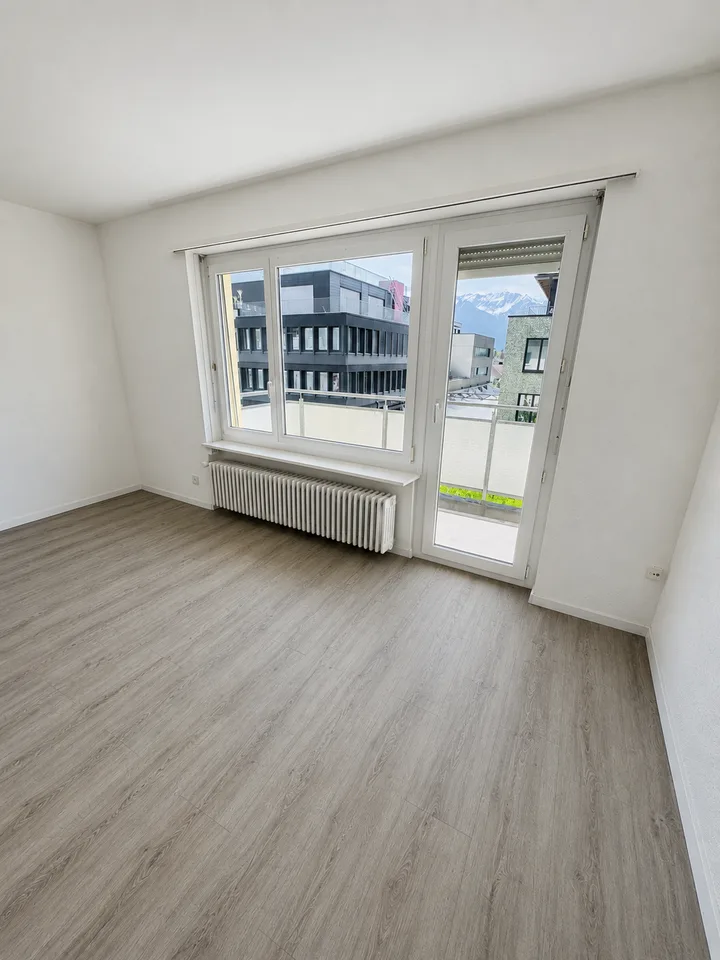 Appartamento di 4 camere con balcone / 4° piano con ascensore