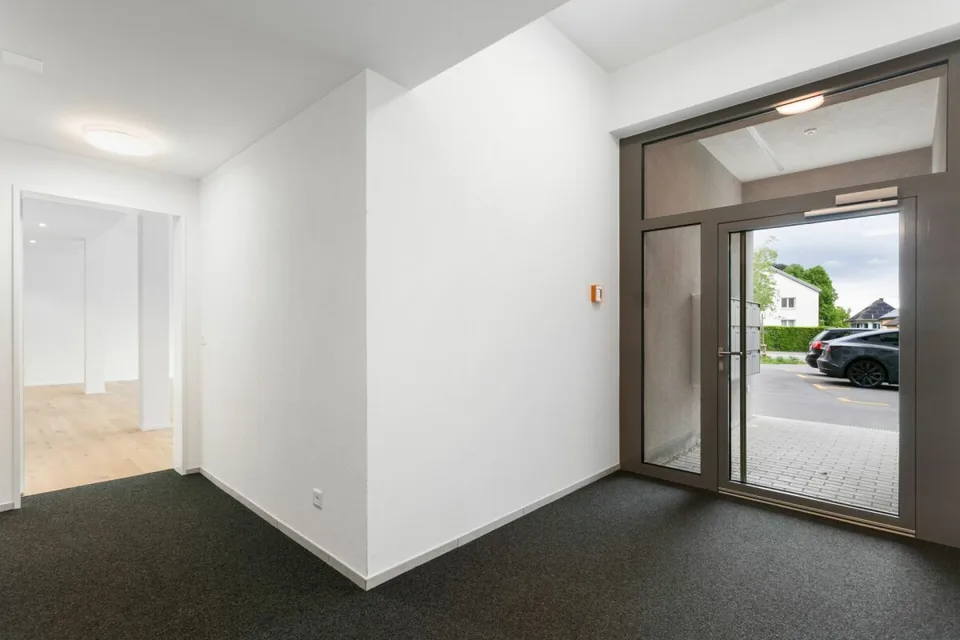 Premier location : Espace commercial moderne avec construction de haute qualité en plein centre-ville