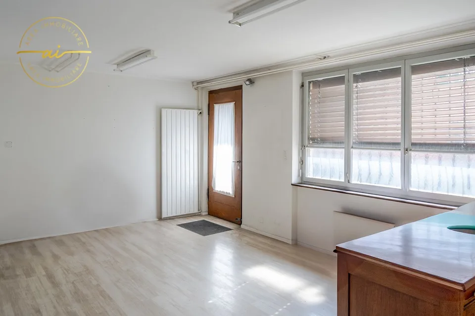 Single-family house with attached commercial space