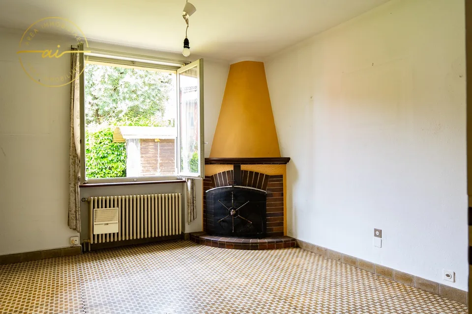 Single-family house with attached commercial space