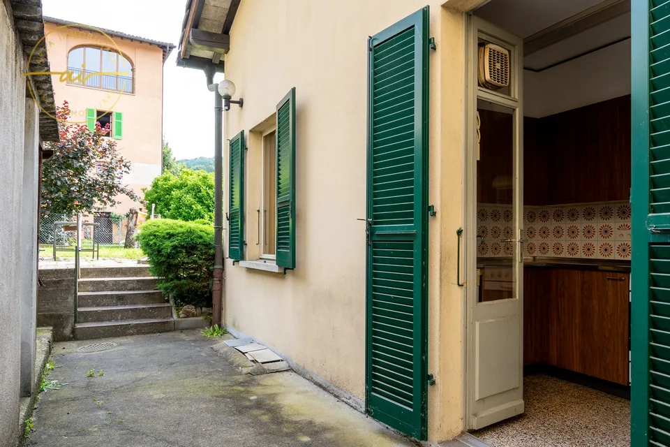 Single-family house with attached commercial space