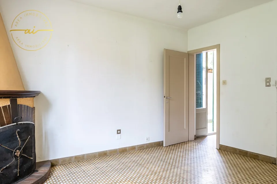 Single-family house with attached commercial space