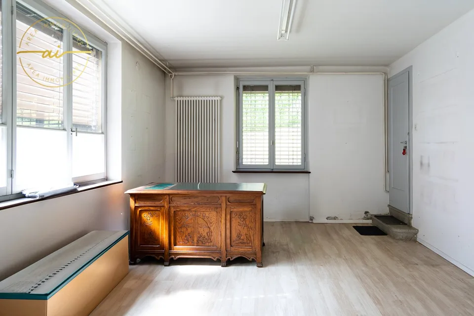 Single-family house with attached commercial space
