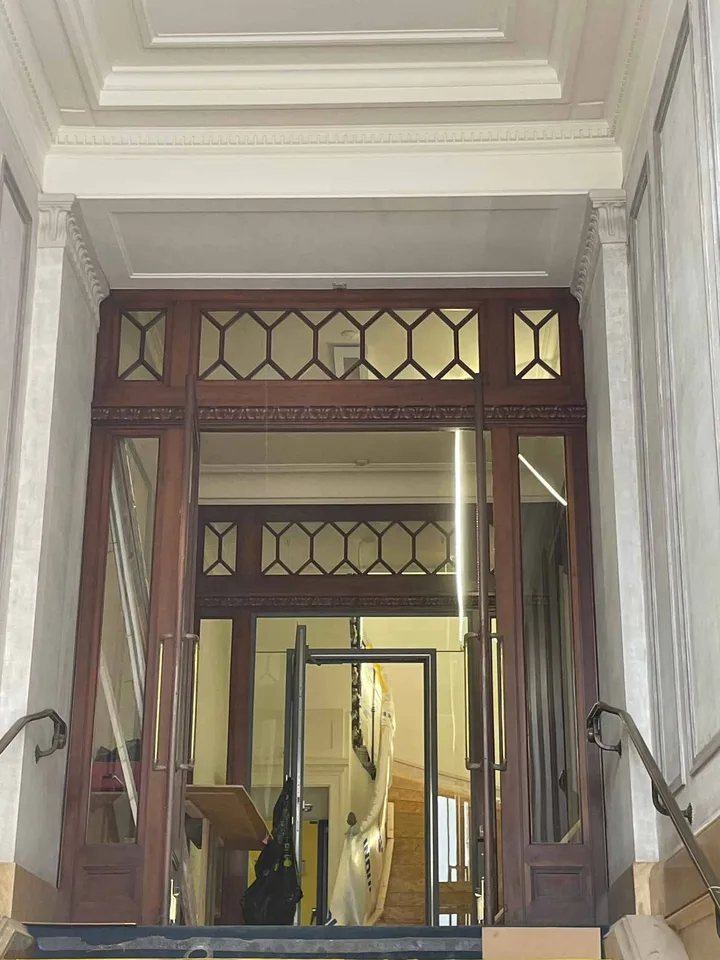 Renovated administrative building of approximately 1300m2 - Bank district