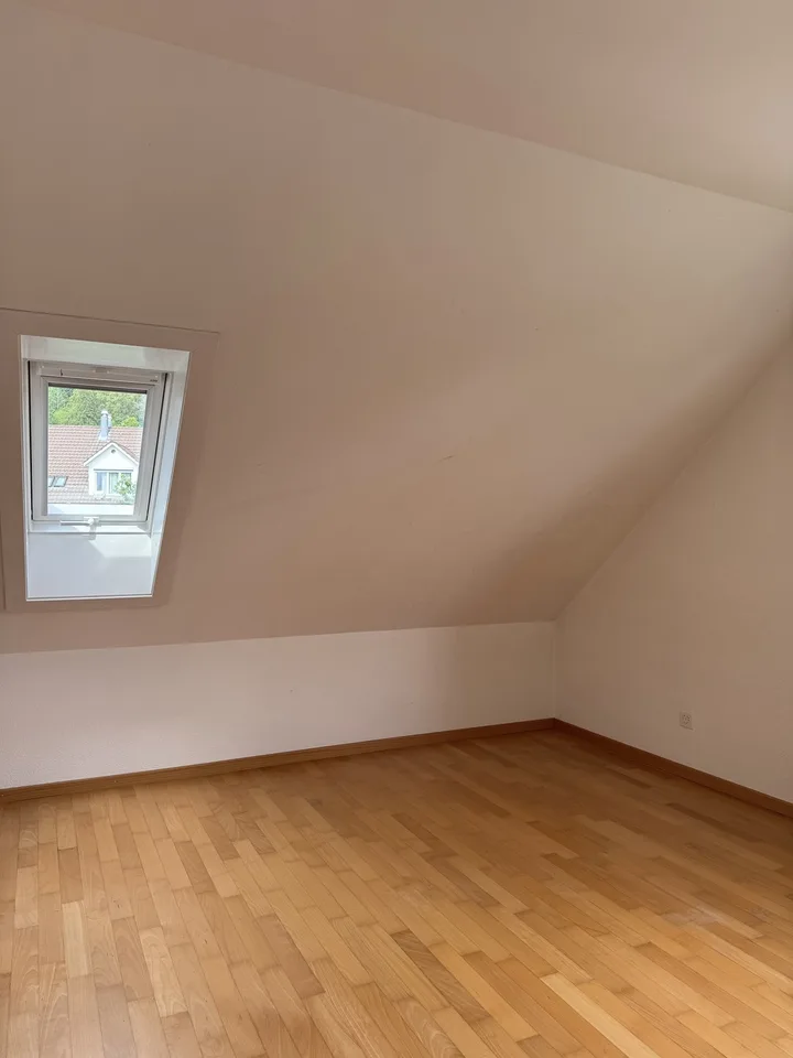 Appartamento luminoso di 5,5 locali all'ultimo piano con un piano spazioso a Hausen am Albis