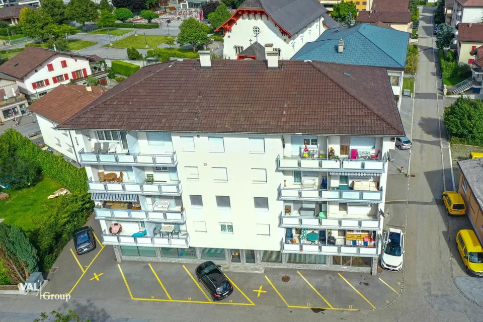 Spazio commerciale polivalente in una posizione centrale a Steg - Le tue idee trovano spazio qui!
