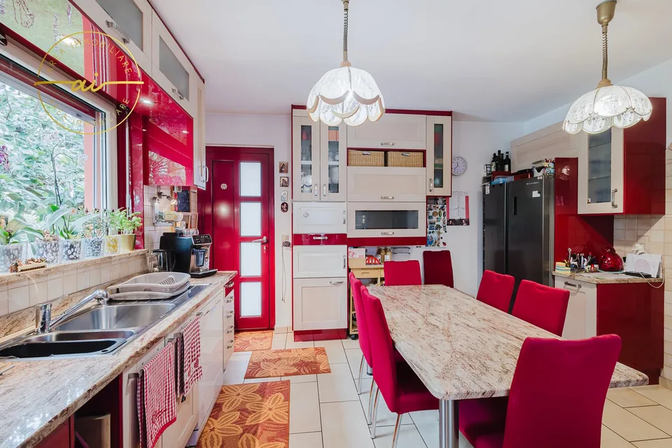 Casa unifamiliare con giardino e piscina a Cresciano