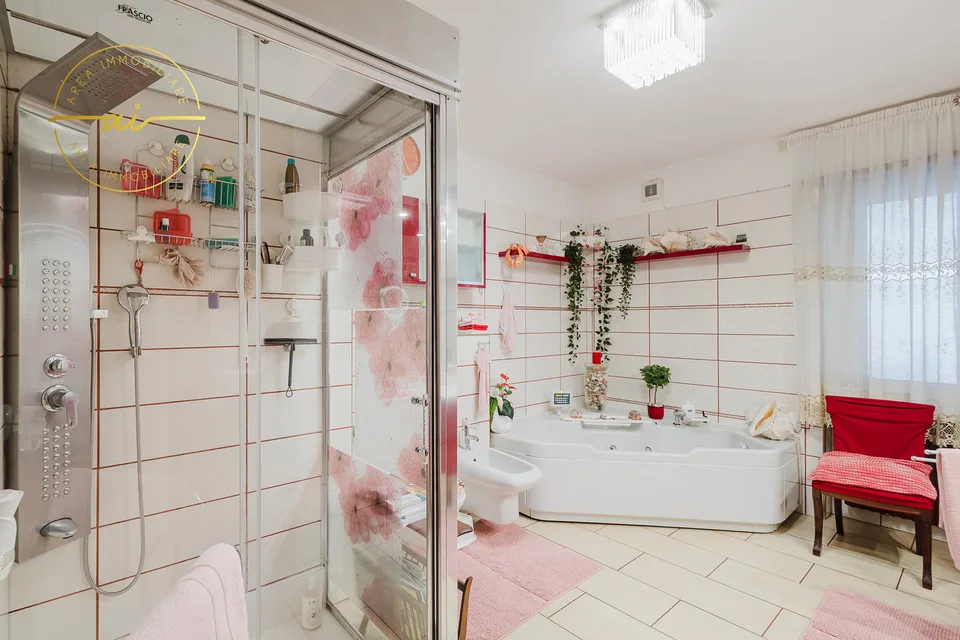 Casa unifamiliare con giardino e piscina a Cresciano