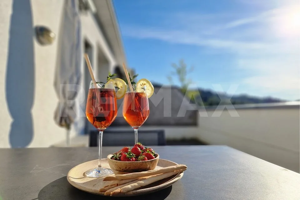 5.5-room attic apartment with sun terrace - near St. Gallen, far from everyday life