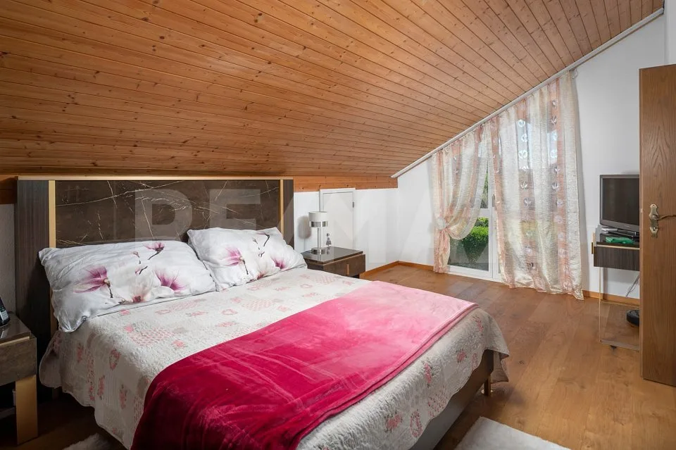 Eck-Haus in Anglikon: 5.5 Zimmer mit Garten