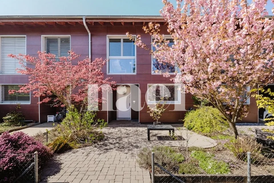 Charmante villa mitoyenne 230 m² utiles plus jardin, terrasse et garage double à Vernier