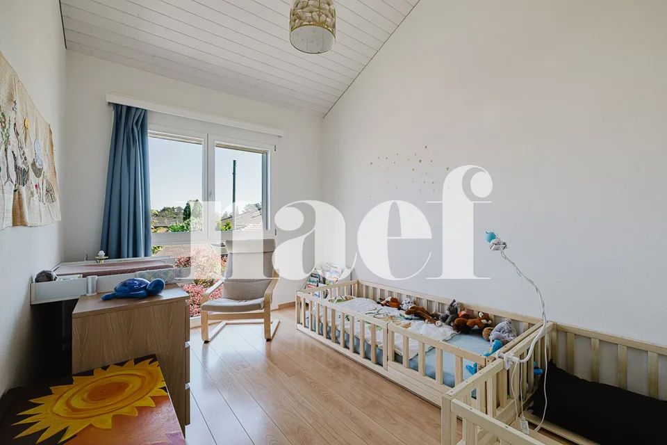 Charming semi-detached villa 230 m² usable plus garden, terrace and double garage in Vernier