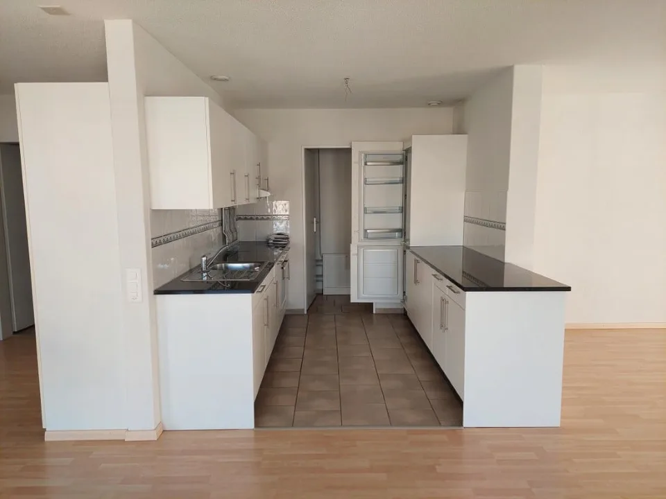 Modern and spacious 3.5-room apartment on the 4th floor with winter garden
