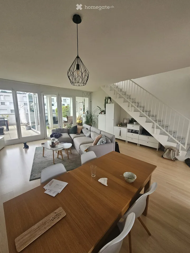 Charmante 3.5-Zimmer-Maisonette-Wohnung mit Balkon und Weitsicht in Zürich-Affoltern