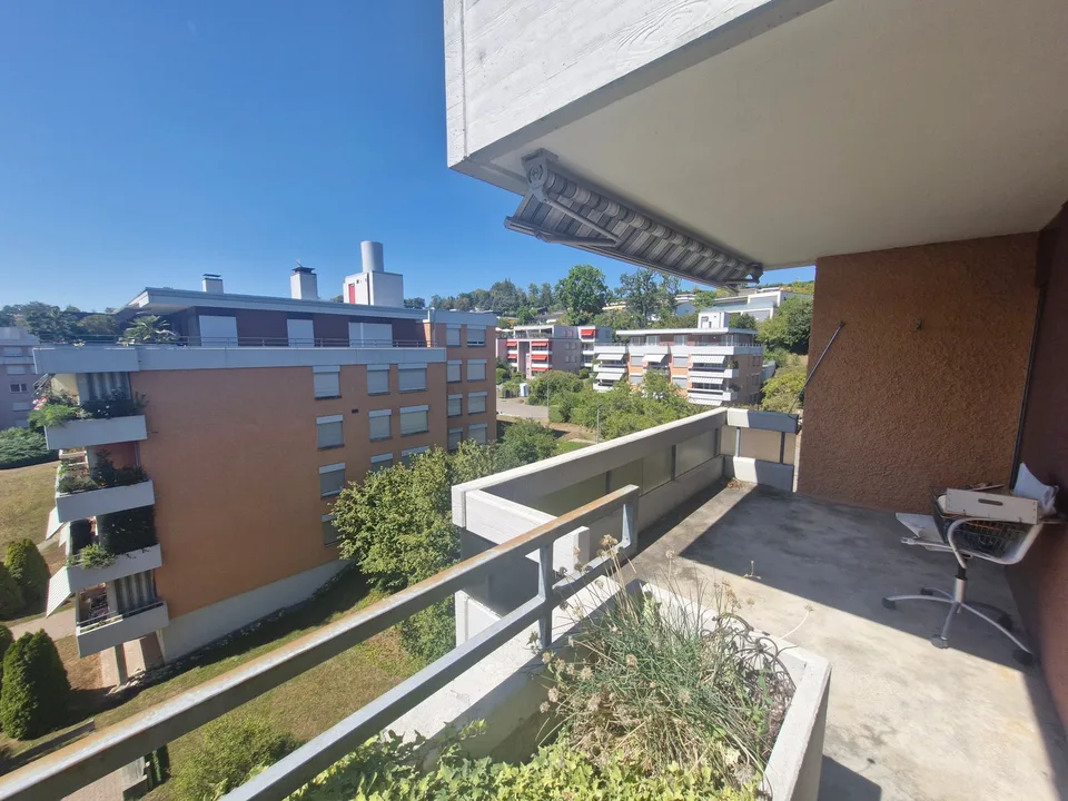 Appartamento attico di 6 locali attraente con camino e vista sul verde