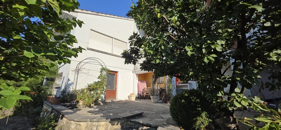 Two steps from the old town, a house to reinvent