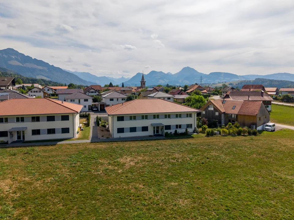 4.5 room apartment on the top floor – quiet and bright in Villarvolard