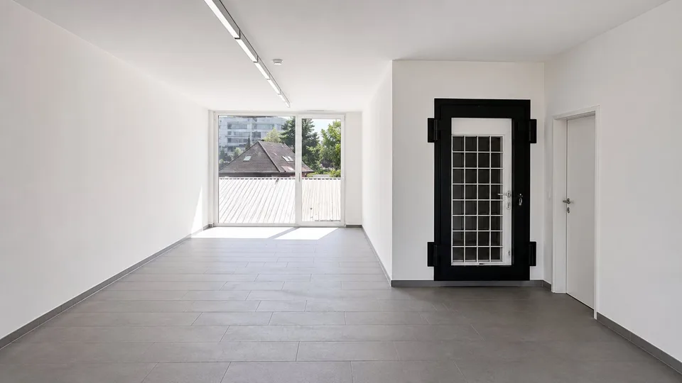 Moderne Gewerberäume mit Balkon in Nidau