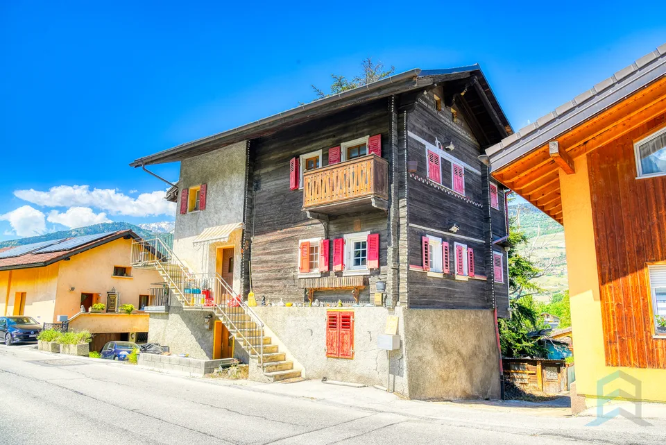 EXCLUSIVITE Immeuble de 3 appartements à rénover au centre du village