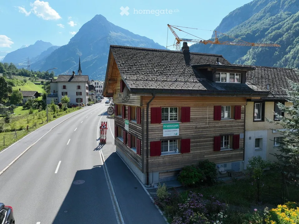 Charmantes 6.5-Zimmer-Einfamilienhaus in Linthal, ehemaliges Restaurant mit langer Geschichte