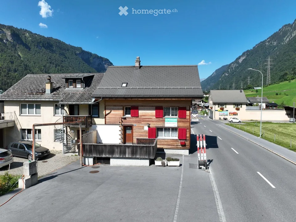 Maison de famille charmante de 6,5 pièces à Linthal, ancien restaurant avec une longue histoire