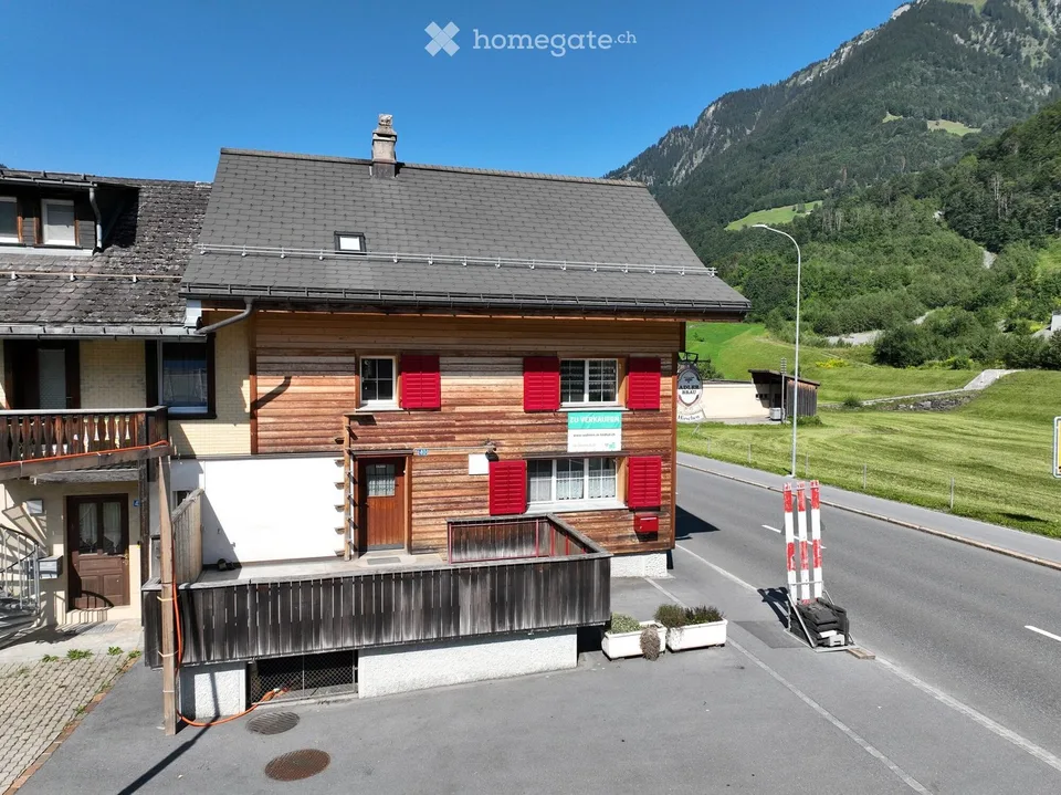 Maison de famille charmante de 6,5 pièces à Linthal, ancien restaurant avec une longue histoire